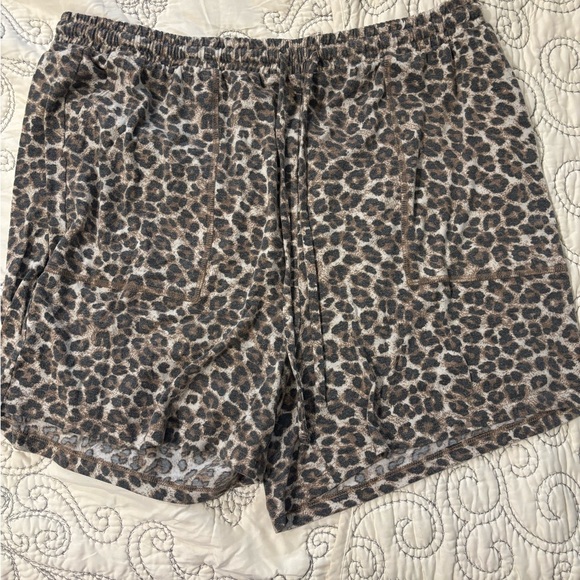 Leopard print Plus size pajama shorts set, 2X - Picture 3 of 3
